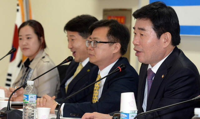 6.4 지방선거 경기지사 출마를 선언한 김진표 의원이 27일 경기도의회 소회의실에서 보육정책 토론회를 열고 패널들과 함께 '맘 편한 보육정책은 무엇인가?'를 주제로 토론을 하고 있다. 추상철기자 scchoo@kyeonggi.com