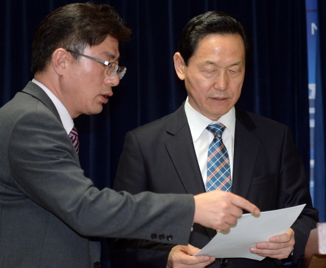 김상곤 새정치민주연합 경기도지사 예비후보가 27일 경기도의회 브리핑룸에서 '경기혁신대학 네트워크 구축방안' 등에 대한 공약을 발표를 하고 있다. 추상철기자 scchoo@kyeonggi.com