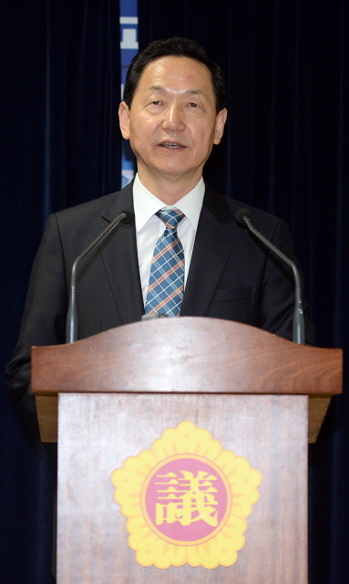 김상곤 새정치민주연합 경기도지사 예비후보가 27일 경기도의회 브리핑룸에서 '경기혁신대학 네트워크 구축방안' 등에 대한 공약을 발표를 하고 있다. 추상철기자 scchoo@kyeonggi.com