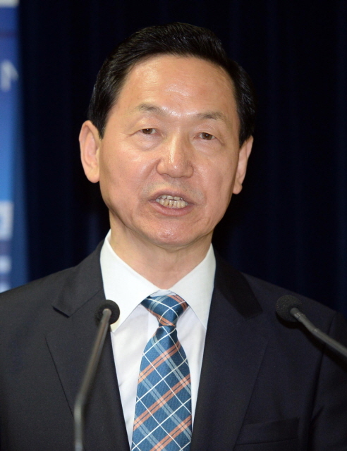 김상곤 새정치민주연합 경기도지사 예비후보가 27일 경기도의회 브리핑룸에서 '경기혁신대학 네트워크 구축방안' 등에 대한 공약을 발표를 하고 있다. 추상철기자 scchoo@kyeonggi.com
