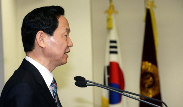 김상곤 새정치민주연합 경기도지사 예비후보가 27일 경기도의회 브리핑룸에서 '경기혁신대학 네트워크 구축방안' 등에 대한 공약을 발표를 하고 있다. 추상철기자 scchoo@kyeonggi.com