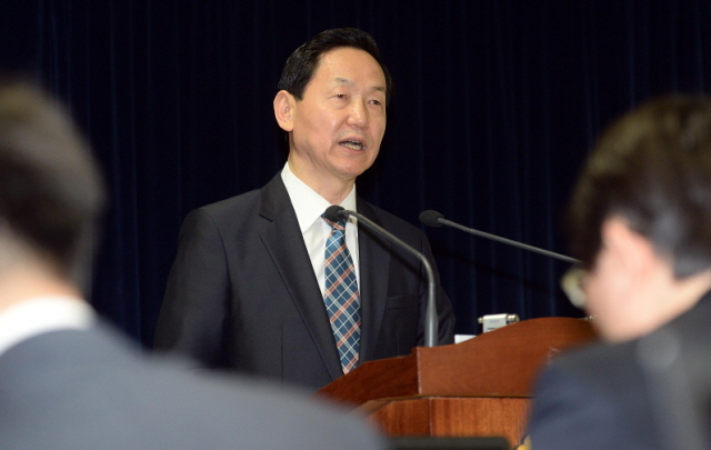 김상곤 새정치민주연합 경기도지사 예비후보가 27일 경기도의회 브리핑룸에서 '경기혁신대학 네트워크 구축방안' 등에 대한 공약을 발표를 하고 있다. 추상철기자 scchoo@kyeonggi.com