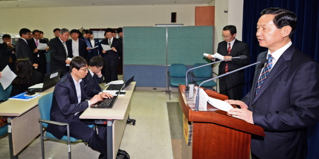 김상곤 새정치민주연합 경기도지사 예비후보가 27일 경기도의회 브리핑룸에서 '경기혁신대학 네트워크 구축방안' 등에 대한 공약을 발표를 하고 있다. 추상철기자 scchoo@kyeonggi.com