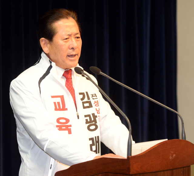 경기도교육감 출마를 선언한 김광래 교육의원이 27일 경기도의회 브리핑룸에서 도 자치행정의 방향 등에 대한 발표를 하고 있다. 추상철기자 scchoo@kyeonggi.com