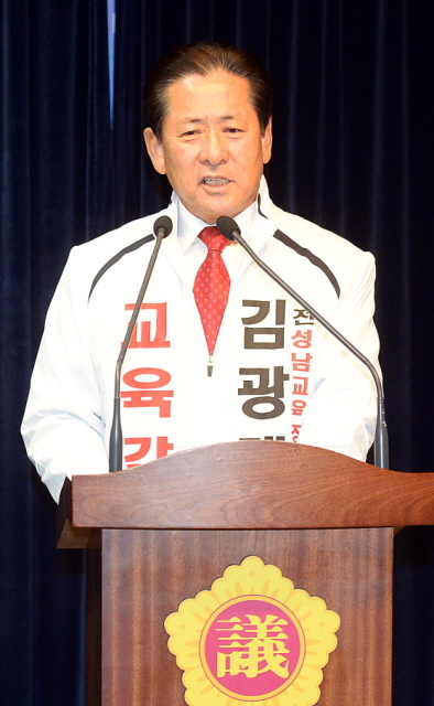 경기도교육감 출마를 선언한 김광래 교육의원이 27일 경기도의회 브리핑룸에서 도 자치행정의 방향 등에 대한 발표를 하고 있다. 추상철기자 scchoo@kyeonggi.com