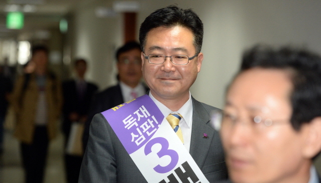 통합진보당 백현종 부천원미갑지원위원회 위원장이 27일 6.4지방선거 경기지사 출마 기자회견을 위해 경기도의회 브리핑룸으로 들어서고 있다. 추상철기자 scchoo@kyeonggi.com