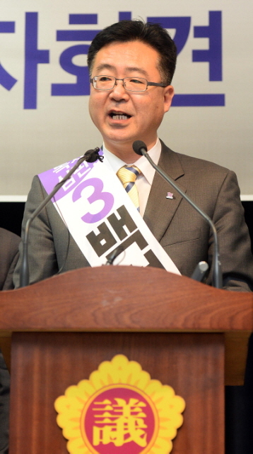통합진보당 백현종 부천원미갑지원위원회 위원장이 27일 경기도의회 브리핑룸에서 6.4지방선거 경기지사 출마를 선언하고 있다. 추상철기자 scchoo@kyeonggi.com