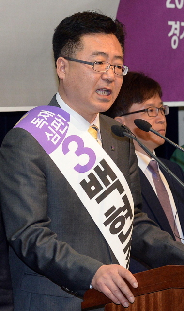 통합진보당 백현종 부천원미갑지원위원회 위원장이 27일 경기도의회 브리핑룸에서 6.4지방선거 경기지사 출마를 선언하고 있다. 추상철기자 scchoo@kyeonggi.com