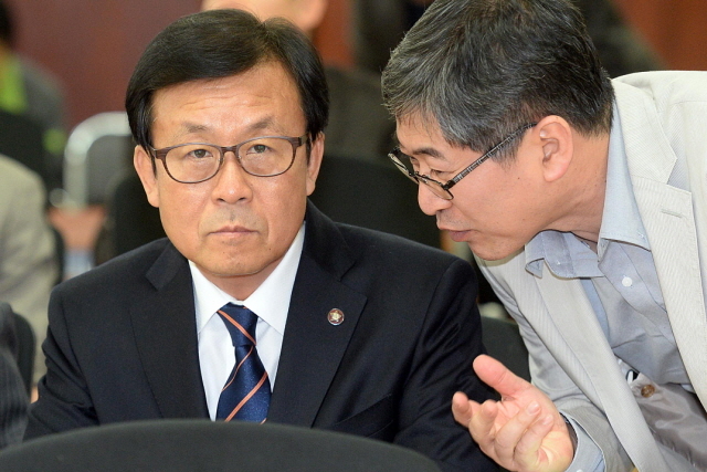 6.4지방선거 경기도지사 출마를 선언한 새정치민주연합 원혜영 의원이 27일 경기도의회 소회의실에서 열린 경기도 버스공영제 실현을 위한 토론회에 참석해 대화를 나누고 있다. 추상철기자 scchoo@kyeonggi.com