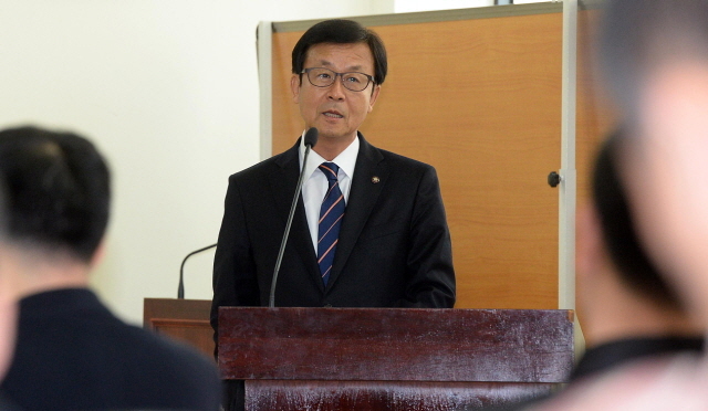 6.4지방선거 경기도지사 출마를 선언한 새정치민주연합 원혜영 의원이 27일 경기도의회 소회의실에서 열린 경기도 버스공영제 실현을 위한 토론회에 참석해 인사말을 하고 있다. 추상철기자 scchoo@kyeonggi.com