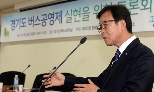 6.4지방선거 경기도지사 출마를 선언한 새정치민주연합 원혜영 의원이 27일 경기도의회 소회의실에서 열린 경기도 버스공영제 실현을 위한 토론회에 참석해 인사말을 하고 있다. 추상철기자 scchoo@kyeonggi.com