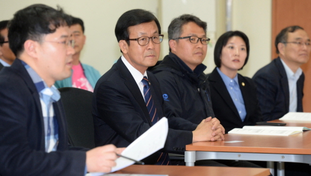 6.4지방선거 경기도지사 출마를 선언한 새정치민주연합 원혜영 의원이 27일 경기도의회 소회의실에서 열린 경기도 버스공영제 실현을 위한 토론회에 참석해 패널들의 발언을 듣고 있다. 추상철기자 scchoo@kyeonggi.com
