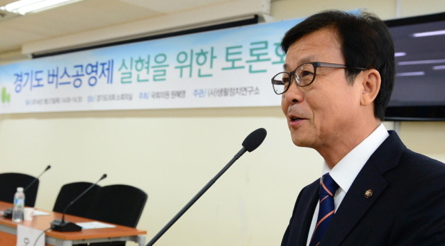 6.4지방선거 경기도지사 출마를 선언한 새정치민주연합 원혜영 의원이 27일 경기도의회 소회의실에서 열린 경기도 버스공영제 실현을 위한 토론회에 참석해 인사말을 하고 있다. 추상철기자 scchoo@kyeonggi.com