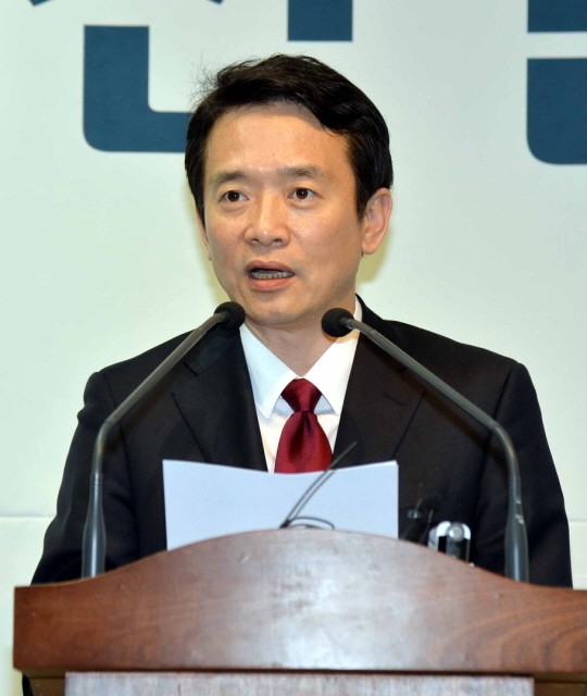 경기도지사 예비후보인 새누리당 남경필 의원이 30일 경기도의회에서 따듯하고 복된 마을 만들기 관련 경기비전 공약을 발표하고 있다. 김시범기자 sbkim@kyeonggi.com