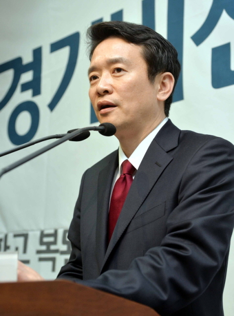 경기도지사 예비후보인 새누리당 남경필 의원이 30일 경기도의회에서 따듯하고 복된 마을 만들기 관련 경기비전 공약을 발표하고 있다. 김시범기자 sbkim@kyeonggi.com