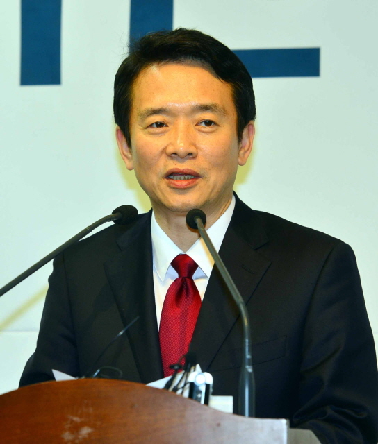 경기도지사 예비후보인 새누리당 남경필 의원이 30일 경기도의회에서 따듯하고 복된 마을 만들기 관련 경기비전 공약을 발표하고 있다. 김시범기자 sbkim@kyeonggi.com