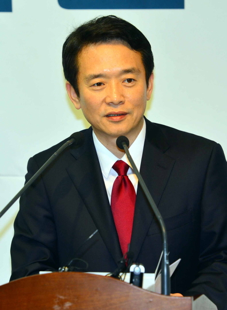 경기도지사 예비후보인 새누리당 남경필 의원이 30일 경기도의회에서 따듯하고 복된 마을 만들기 관련 경기비전 공약을 발표하고 있다. 김시범기자 sbkim@kyeonggi.com