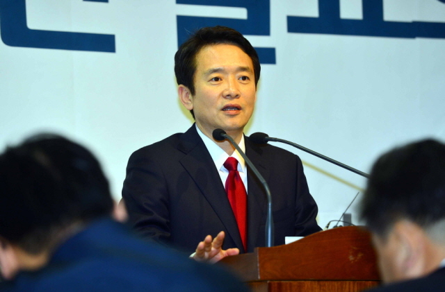 경기도지사 예비후보인 새누리당 남경필 의원이 30일 경기도의회에서 따듯하고 복된 마을 만들기 관련 경기비전 공약을 발표하고 있다. 김시범기자 sbkim@kyeonggi.com
