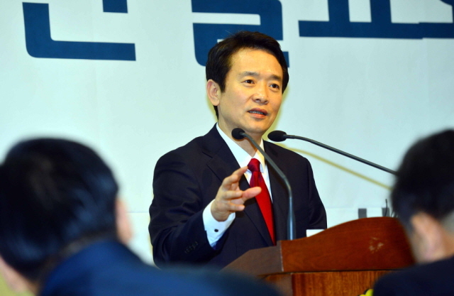 경기도지사 예비후보인 새누리당 남경필 의원이 30일 경기도의회에서 따듯하고 복된 마을 만들기 관련 경기비전 공약을 발표하고 있다. 김시범기자 sbkim@kyeonggi.com