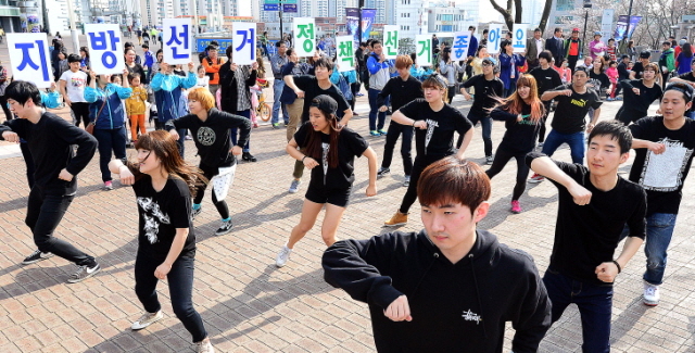 6.4 지방선거를 두달여 앞둔 30일 프로축구가 열리는 수원 월드컵경기장에서 경기도선거관리위원회가 정책 선거 홍보 플래쉬몹을 선보이고 있다. 추상철기자 scchoo@kyeonggi.com