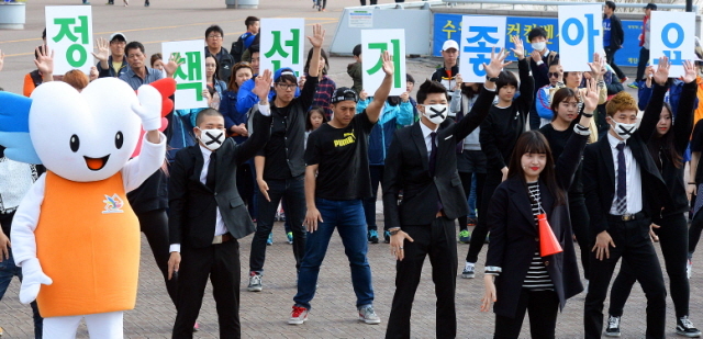 6.4 지방선거를 두달여 앞둔 30일 프로축구가 열리는 수원 월드컵경기장에서 경기도선거관리위원회가 정책 선거 홍보 플래쉬몹을 선보이고 있다. 추상철기자 scchoo@kyeonggi.com