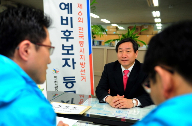 31일 국회의원직을 사퇴한 유정복 전 안전행정부 장관이 인천시선관위원회에서 인천시장 예비후보 신청서류를 접수하고 있다.장용준기자 jyjun@kyeonggi.com