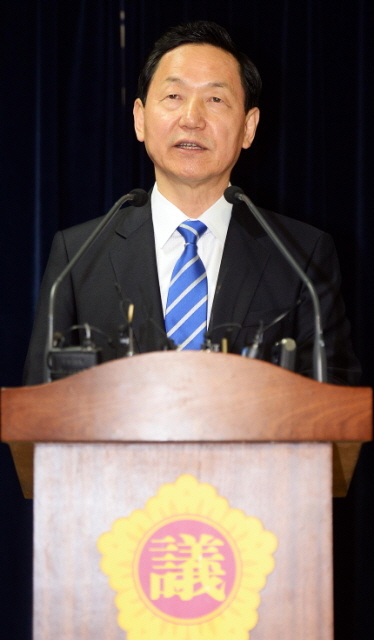 31일 경기도의회 브리핑룸에서 새정치민주연합 김상곤 경기도지사 예비후보가 '앉아가는 아침'을 슬로건으로 교통 정책 공약을 발표하고 있다. 추상철기자 scchoo@kyeonggi.com