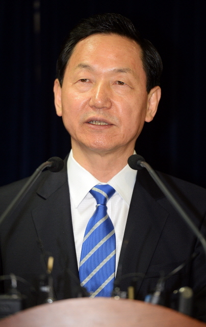 31일 경기도의회 브리핑룸에서 새정치민주연합 김상곤 경기도지사 예비후보가 '앉아가는 아침'을 슬로건으로 교통 정책 공약을 발표하고 있다. 추상철기자 scchoo@kyeonggi.com