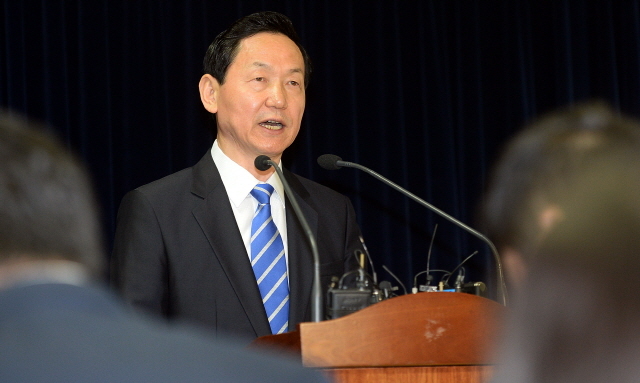 31일 경기도의회 브리핑룸에서 새정치민주연합 김상곤 경기도지사 예비후보가 '앉아가는 아침'을 슬로건으로 교통 정책 공약을 발표하고 있다. 추상철기자 scchoo@kyeonggi.com