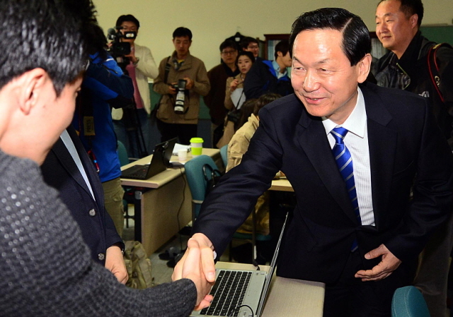 31일 경기도의회 브리핑룸에서 새정치민주연합 김상곤 경기도지사 예비후보가 교통 정책 공약 발표전 취재진과 인사를 나누고 있다. 추상철기자 scchoo@kyeonggi.com