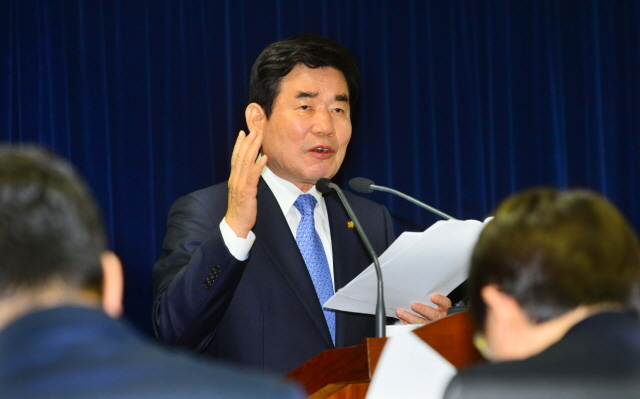 김진표 새정치민주연합 경기도지사 예비후보가 31일 경기도의회 브리핑룸에서 일자리 정책인 ‘일자리 123 매니페스토 공약’을 발표하고 있다. 김시범기자 sbkim@kyeonggi.com