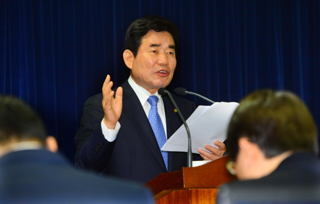 김진표 새정치민주연합 경기도지사 예비후보가 31일 경기도의회 브리핑룸에서 일자리 정책인 ‘일자리 123 매니페스토 공약’을 발표하고 있다. 김시범기자 sbkim@kyeonggi.com