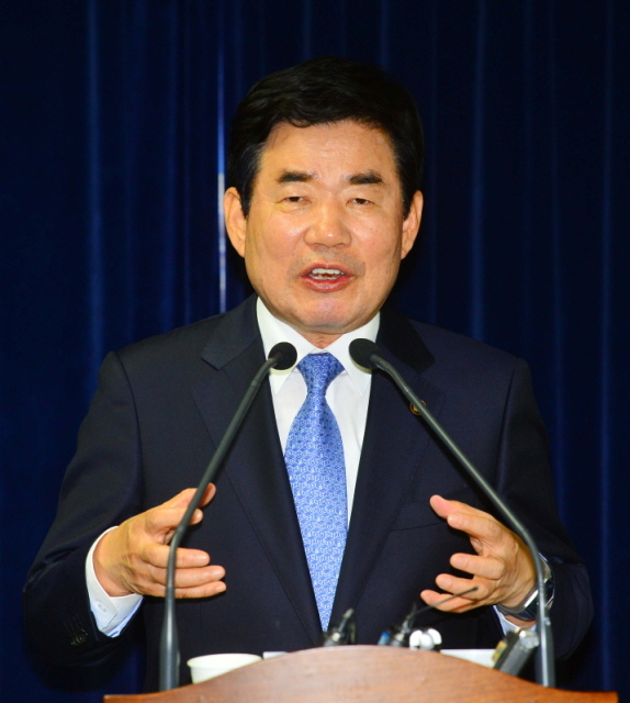 김진표 새정치민주연합 경기도지사 예비후보가 31일 경기도의회 브리핑룸에서 일자리 정책인 ‘일자리 123 매니페스토 공약’을 발표하고 있다. 김시범기자 sbkim@kyeonggi.com