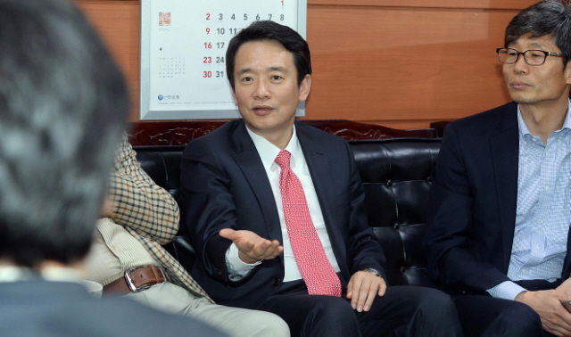 31일 경기도청을 방문한 새누리당 남경필 경기도지사 예비후보가 도청 출입기자들과 만나 대화를 나누고 있다. 추상철기자 scchoo@kyeonggi.com