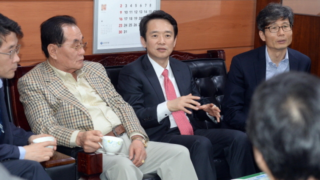 31일 경기도청을 방문한 새누리당 남경필 경기도지사 예비후보가 도청 출입기자들과 만나 대화를 나누고 있다. 추상철기자 scchoo@kyeonggi.com
