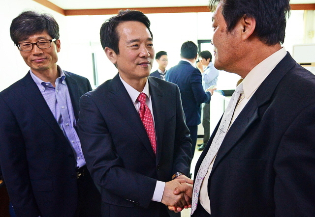 31일 경기도청을 방문한 새누리당 남경필 경기도지사 예비후보가 도청 출입기자들과 만나 인사를 나누고 있다. 추상철기자 scchoo@kyeonggi.com