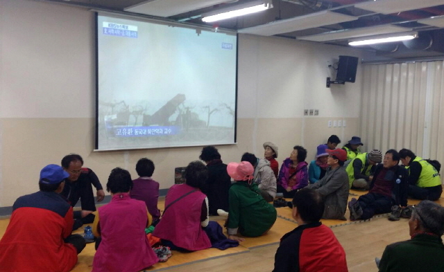 북한이 서해 북방한계선(NLL) 인근 해상에 해상사격을 실시한 31일 인천시 옹진군 백령도 주민들이 대피소로 몸을 피한 뒤 TV 속보 뉴스를 지켜 보고 있다. 인천시 옹진군 제공