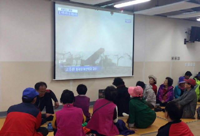 북한이 서해 북방한계선(NLL) 인근 해상에 해상사격을 실시한 31일 인천시 옹진군 백령도 주민들이 대피소로 몸을 피한 뒤 TV 속보 뉴스를 지켜 보고 있다. 인천시 옹진군 제공