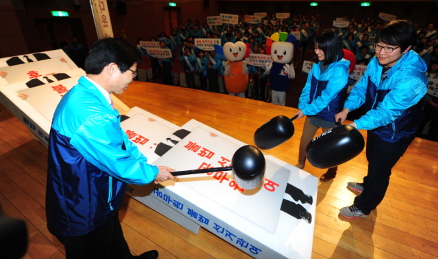 1일 인천시 계양구청 대강당에서 열린 제6회 전국동시지방선거 공정선거지원단 발대식에서 인천지역 공정선거지원단 회원들이 공명선거를 기원하는 퍼포먼스를 하고 있다.장용준기자 jyjun@kyeonggi.com