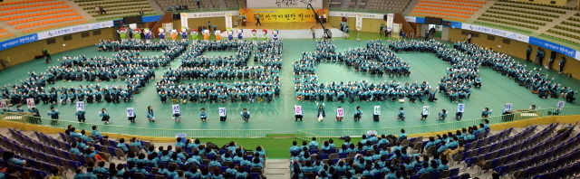 6·4지방선거를 앞두고 경기도선거관리위원회 주관으로 1일 수원실내체육관에서 열린 공정선거지원단 발대식에서 경기도 및 시·군·구 선관위 소속 지원단 1천여명이 ‘공명선거’라는 대형글자를 만들며 임무에 충실할 것을 다짐하고 있다. 김시범기자 sbkim@kyeonggi.com