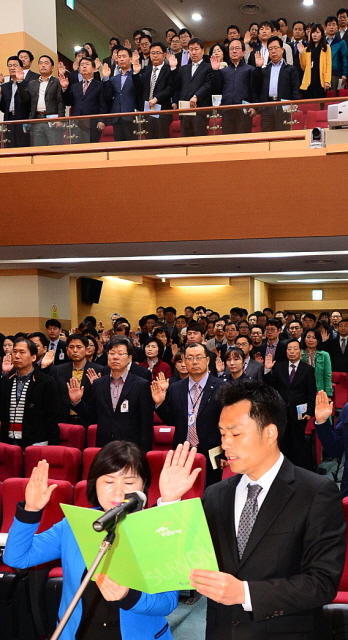1일 수원시청 대회의실에서 시 공무원들이 6.4 지방선거에서 선거중립 실천을 다짐하는 결의문을 낭독하고 있다. 수원 권선구, 장안구, 팔달구, 영통구 선거관리위원회가 공동 추진한 이번 결의를 통해 공무원들은 정치적 중립의무 준수 및 특정 정당 후보를 위한 선거운동 금지 등을 다짐했다. 추상철기자 scchoo@kyeonggi.com