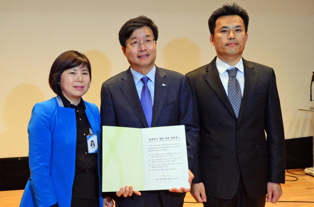 1일 수원시청 대회의실에서 시 공무원들이 6.4 지방선거에서 선거중립 실천을 다짐하는 결의문 낭독 후 염태영 시장에게 결의문을 전달하고 있다. 수원 권선구, 장안구, 팔달구, 영통구 선거관리위원회가 공동 추진한 이번 결의를 통해 공무원들은 정치적 중립의무 준수 및 특정 정당 후보를 위한 선거운동 금지 등을 다짐했다. 추상철기자 scchoo@kyeonggi.com