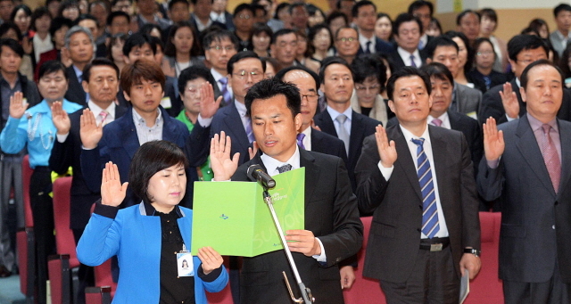 1일 수원시청 대회의실에서 시 공무원들이 6.4 지방선거에서 선거중립 실천을 다짐하는 결의문을 낭독하고 있다. 수원 권선구, 장안구, 팔달구, 영통구 선거관리위원회가 공동 추진한 이번 결의를 통해 공무원들은 정치적 중립의무 준수 및 특정 정당 후보를 위한 선거운동 금지 등을 다짐했다. 추상철기자 scchoo@kyeonggi.com