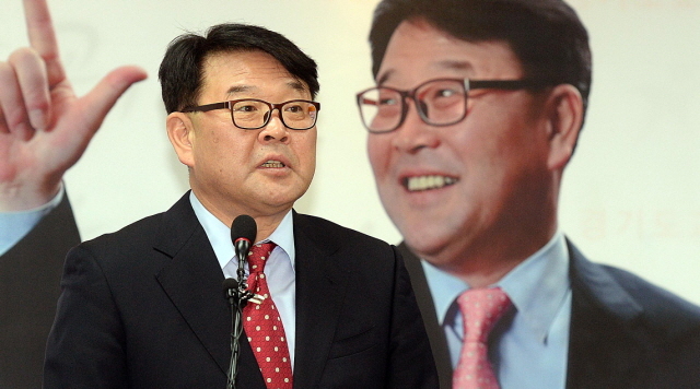 1일 경기도교육청 브리핑룸에서 조전혁 경기도교육감 예비후보가 '학생인권조례 폐지' 등의 내용이 담긴 교육정책 공약을 발표하고 있다. 추상철기자 scchoo@kyeonggi.com