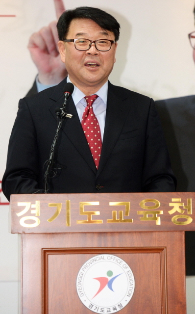 1일 경기도교육청 브리핑룸에서 조전혁 경기도교육감 예비후보가 '학생인권조례 폐지' 등의 내용이 담긴 교육정책 공약을 발표하고 있다. 추상철기자 scchoo@kyeonggi.com