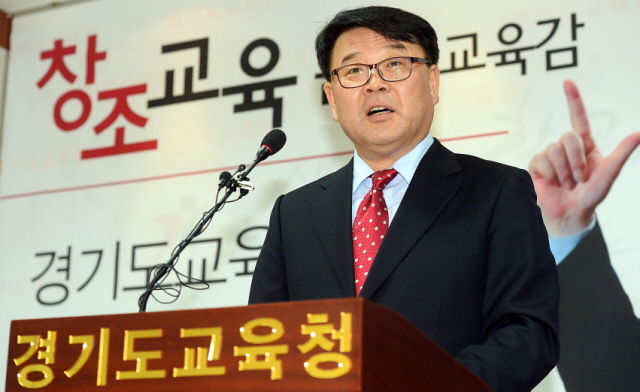 1일 경기도교육청 브리핑룸에서 조전혁 경기도교육감 예비후보가 '학생인권조례 폐지' 등의 내용이 담긴 교육정책 공약을 발표하고 있다. 추상철기자 scchoo@kyeonggi.com