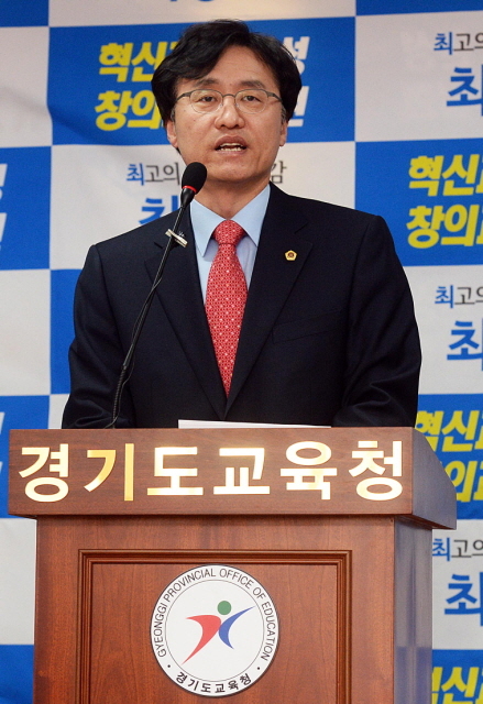 1일 경기도교육청 브리핑룸에서 최창의 경기도교육감 예비후보가 '혁신교육 완성', '창의교육 실현' 등의 내용이 담긴 공약을 발표하고 있다. 추상철기자 scchoo@kyeonggi.com