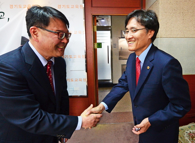 1일 경기도청 브리핑룸에서 6.4 지방선거 경기도 교육감 출마를 선언한 조전혁 예비후보(왼쪽)와 최창의 예비후보가 인사를 나누고 있다. 추상철기자 scchoo@kyeonggi.com