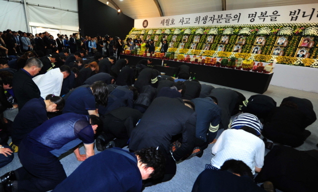 3일 세월호 희생자 49재가 열린 인천시청앞 미관광장 합동 분향소에서 유족들이 합동으로 희생자들의 영정 앞에서 절을 올리고 있다.장용준기자 jyjun@kyeonggi.com