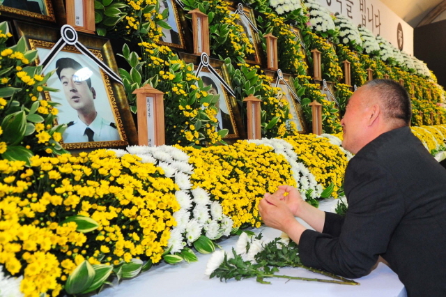 3일 세월호 희생자 49재가 열린 인천시청앞 미관광장 합동 분향소에서 세월호 사무장 양대홍씨의 형이 영정 앞에서 오열을 하고 있다.장용준기자 jyjun@kyeonggi.com